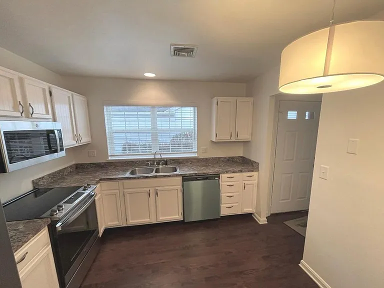 706 Cambridge Ct — Photo 2