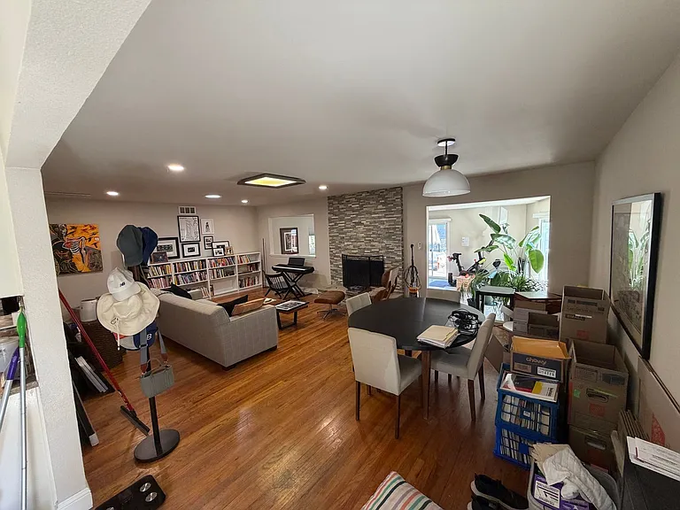 2481 Wilmington Ave — Photo 9