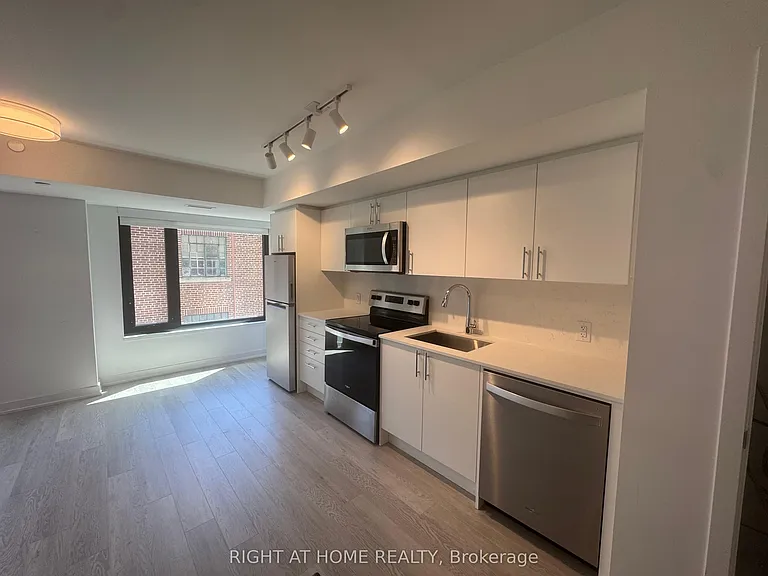 3 Strathgowan Ave #322 — Photo 12