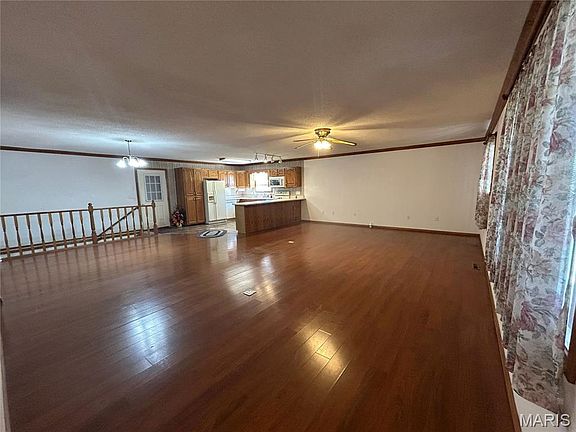 3rd image of 802 N Poplar St