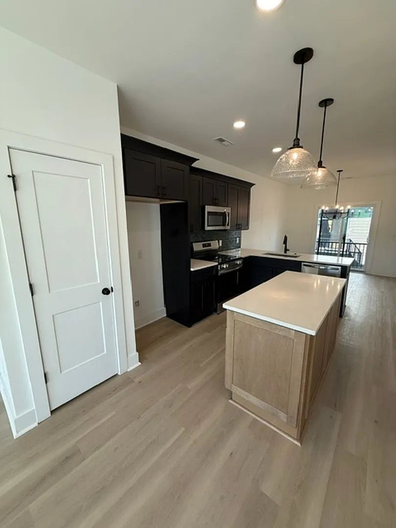 2 BR/2.5BA | Modern Townhome| 2-Car Garage + rooftop terrace — Photo 4