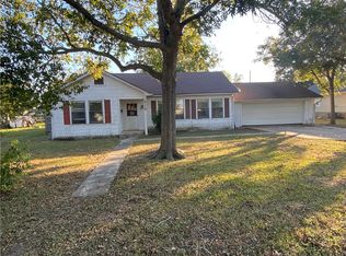 215 W Heard St, Refugio, TX 78377