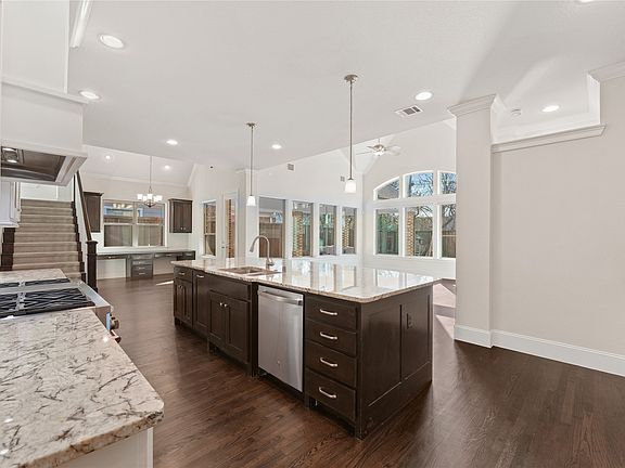 3rd image of 4026 N Cresthaven Rd