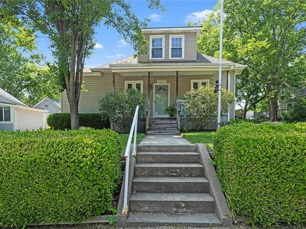 8220 Wyandotte St, De Soto, KS 66018