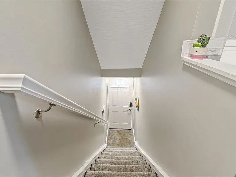 137 1/2 Avondale Ave — Photo 15