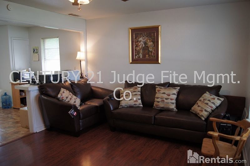 2nd image of 214 W Vinyard Rd