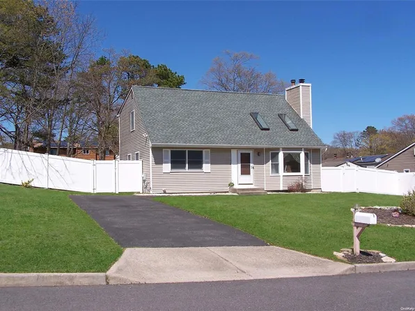 19 Samuels Lane, Selden, NY 11784