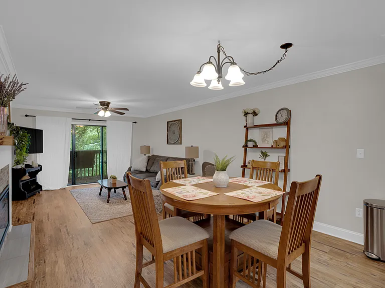 323 Edgewater Ln — Photo 6