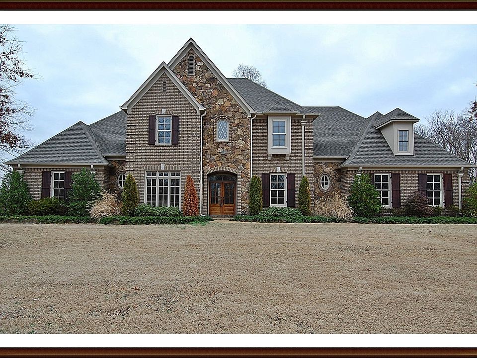 33 Surrey Loop, Carriage Manor Neighborhood, 1.5 Acre lot.