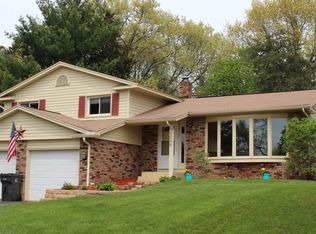 1038 Crestview Cir, Baraboo, WI 53913