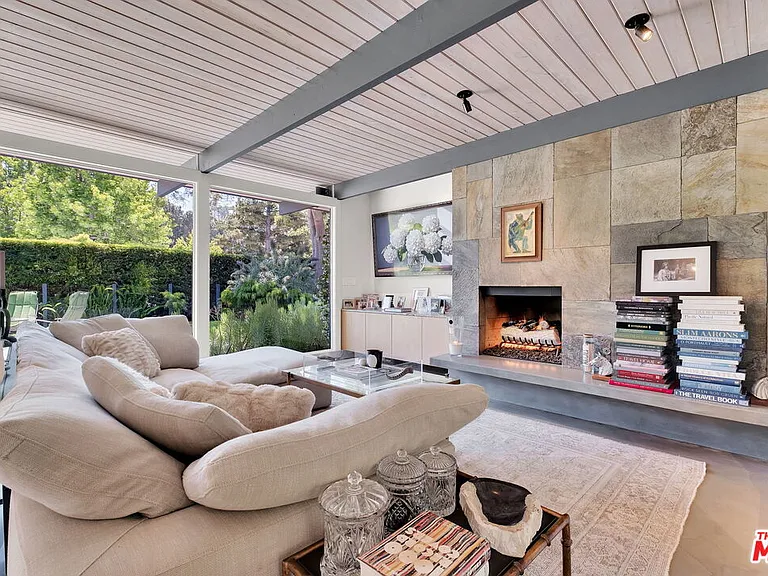 8967 Wonderland Park Ave — Photo 4