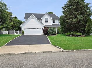 8 Long House Way, Commack, NY 11725