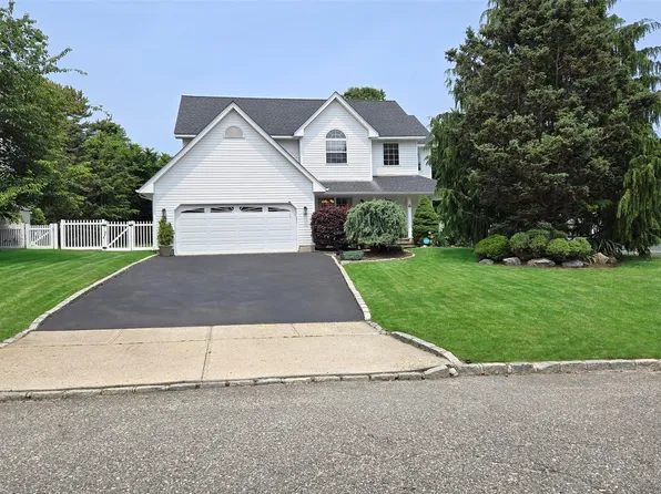 8 Long House Way, Commack, NY 11725