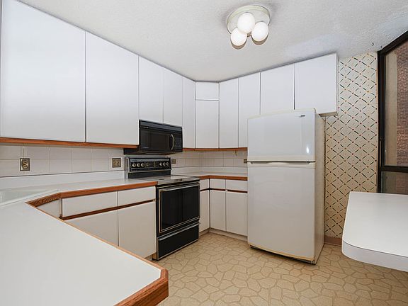 4th image of 3150 N Sheridan Rd APT 9A