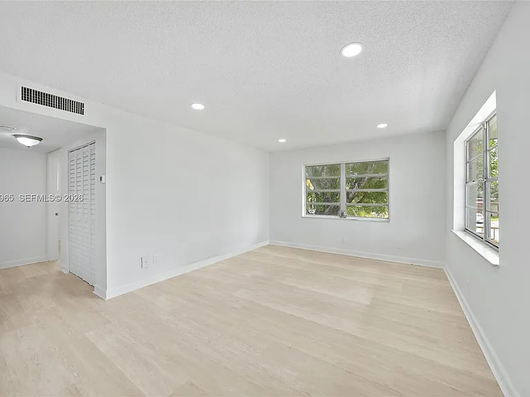 6211 SW 37th St #212 — Photo 9