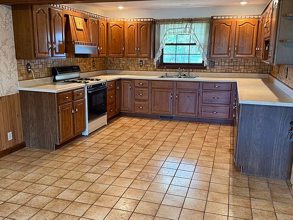 4th image of 2131 Lancaster Heights Rd