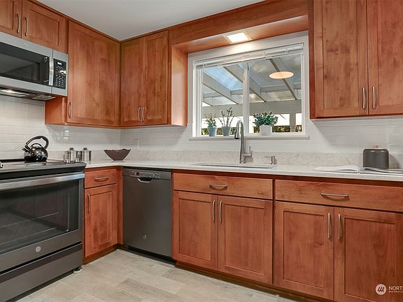 5th image of 15057 Wallingford Avenue N