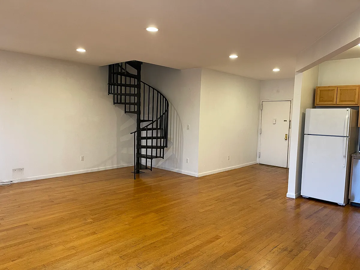 Building Photo - 20-20 Steinway St #2