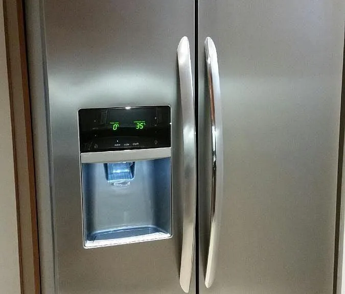 side by side refrigerator with ice/water