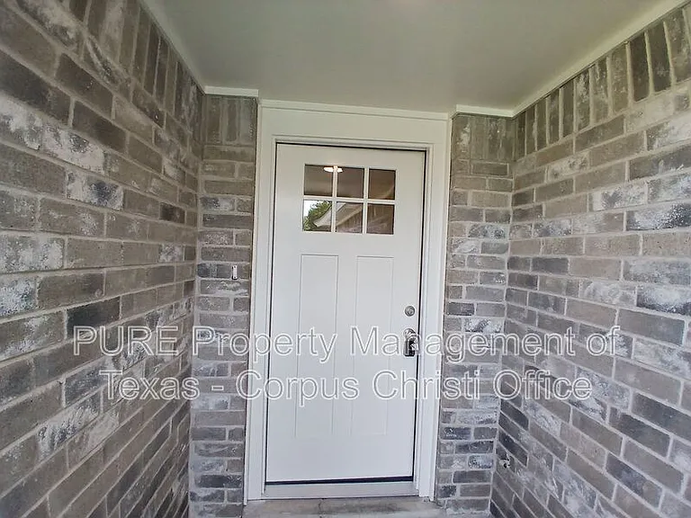 2725 Allencrest Dr — Photo 2