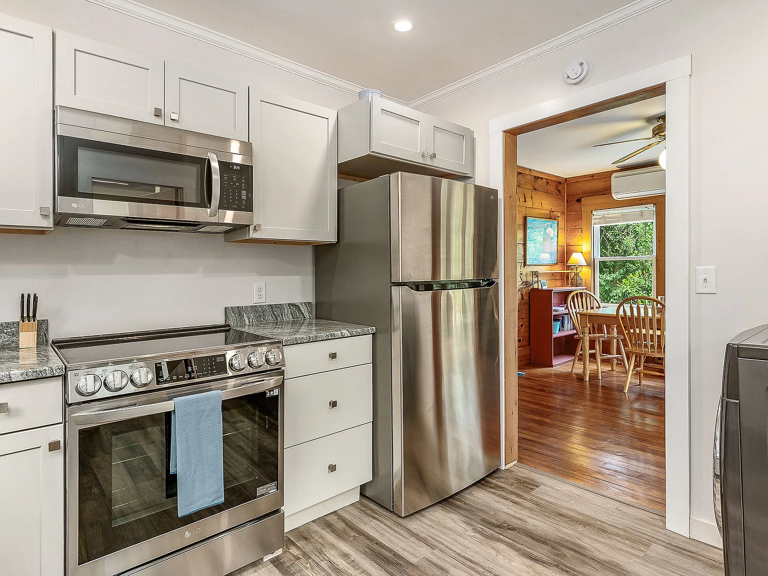 2 bed, 892 sqft, $2,200 — Photo 1