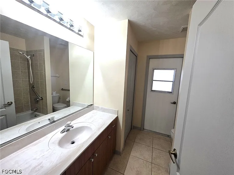 4614 SW 9th Pl — Photo 17