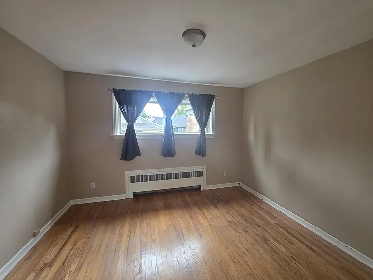 214 J St NE — Photo 4