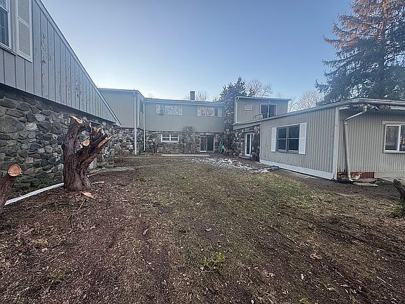4th image of 2270 Maple Ave