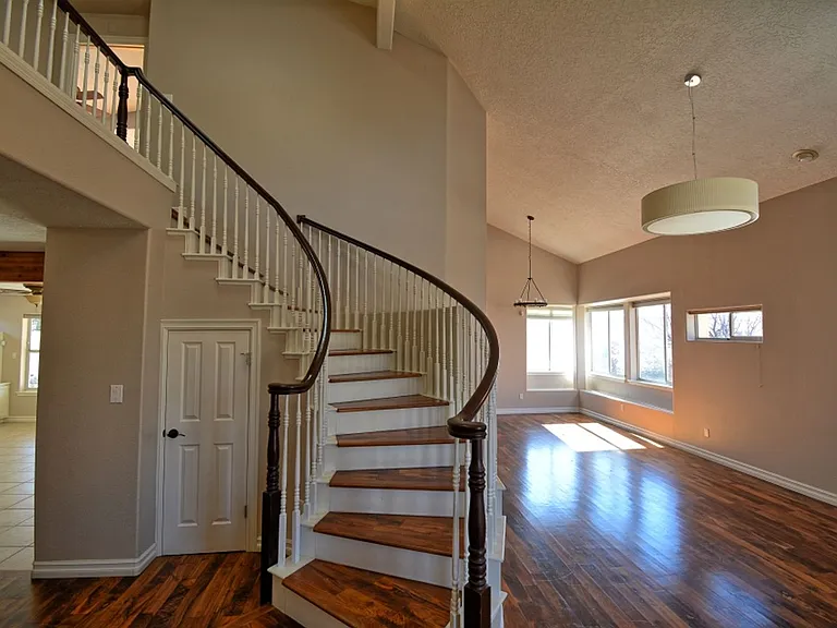 9204 Calistoga Ave NE — Photo 3
