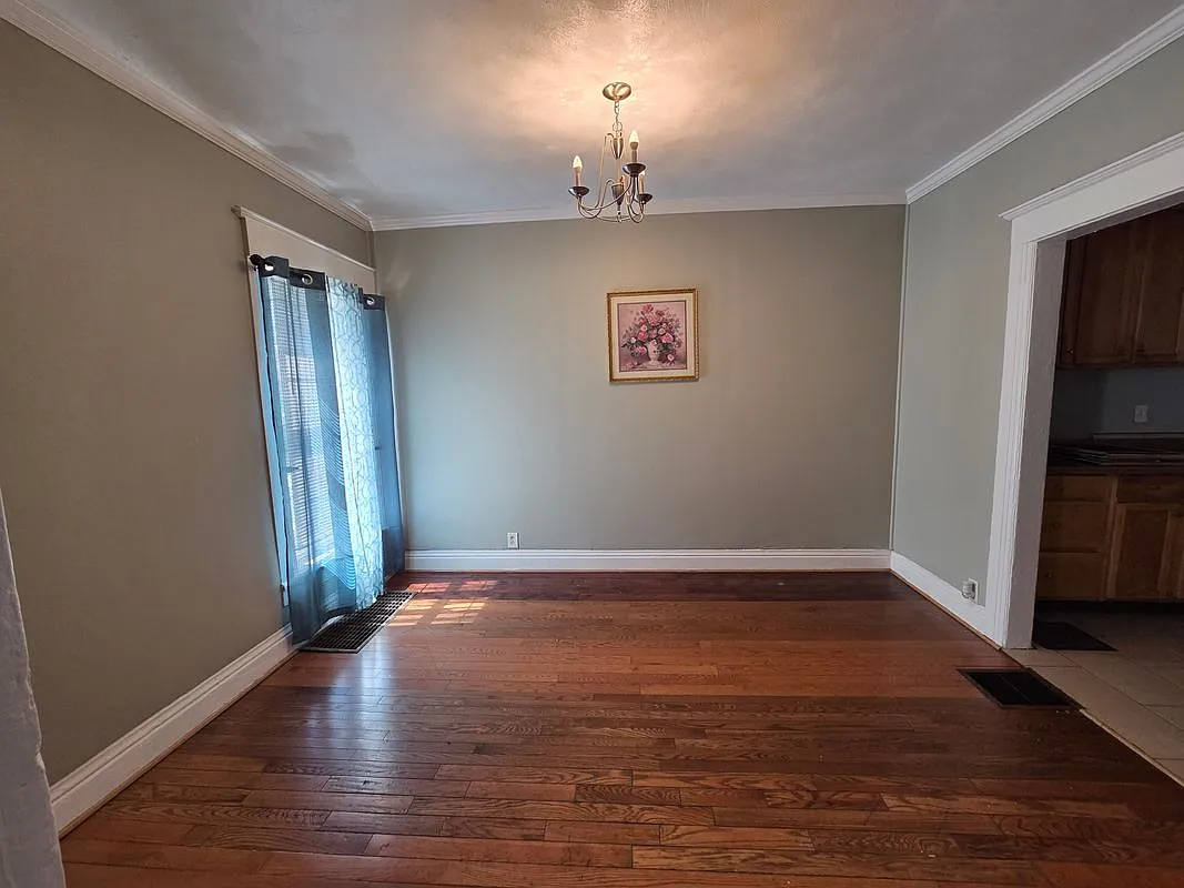 3 bed, 1.0 bath, 602 sqft, $1,600 — Photo 2