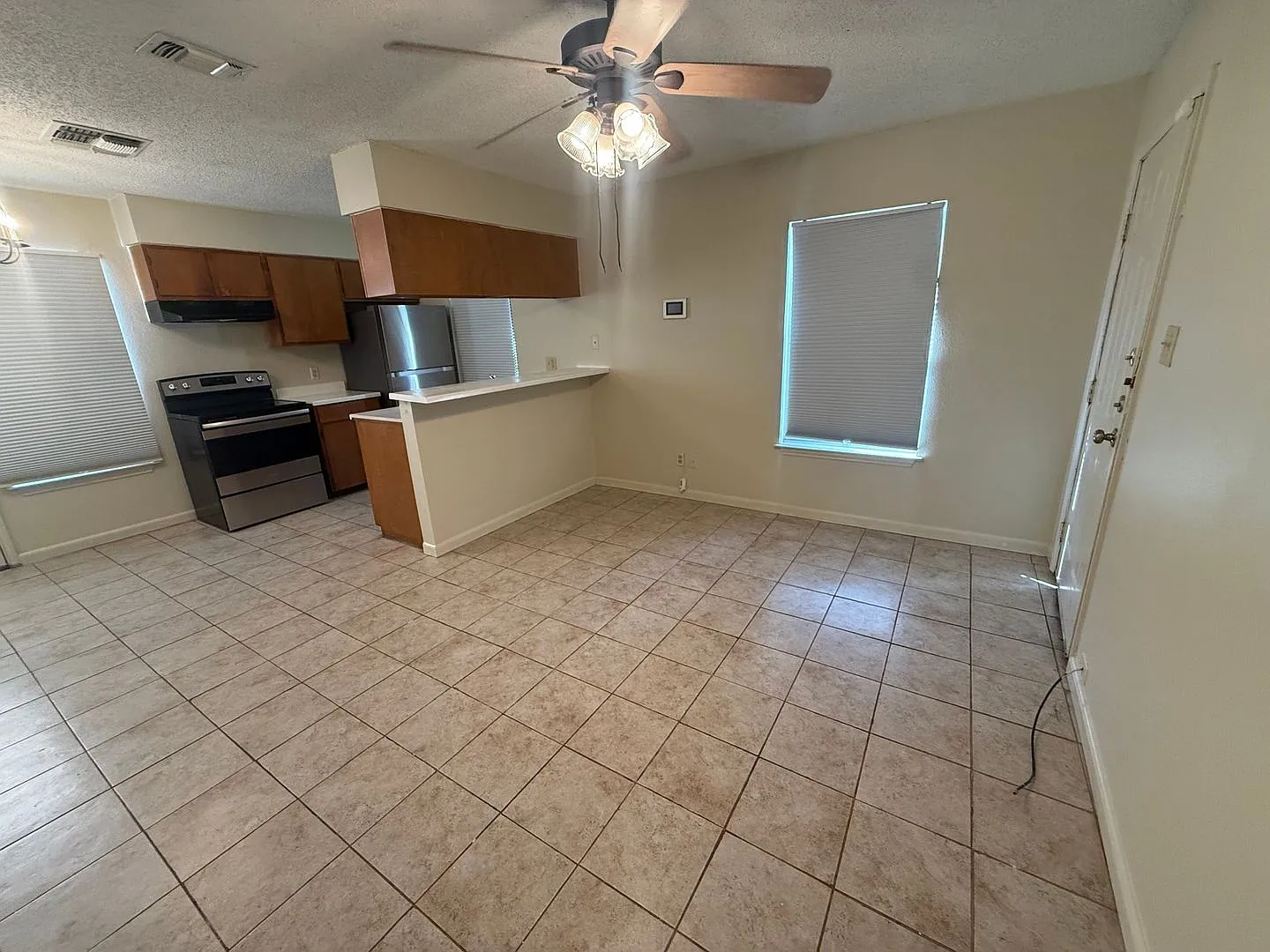Urgent: Spacious 2-Bedroom Home For $1,095 Section 8 & Pets Welcome! — Photo 4