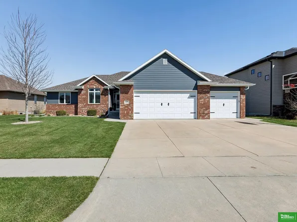 1228 Maplewood Dr, Fremont, NE 68025