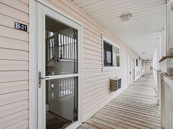 4th image of 1919 Spring St. #B-21