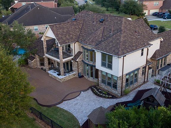 4th image of 11901 Crescent Cove Dr