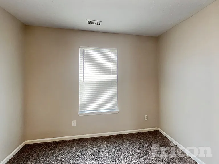 501 Foliage Ln — Photo 16