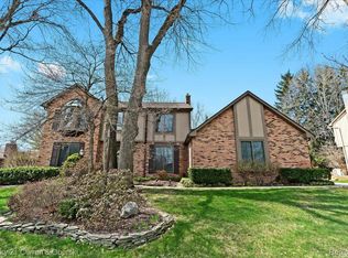 21929 Heatheridge Ln, Northville, MI