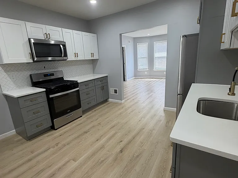 8631 Beaubien St #8 — Photo 2