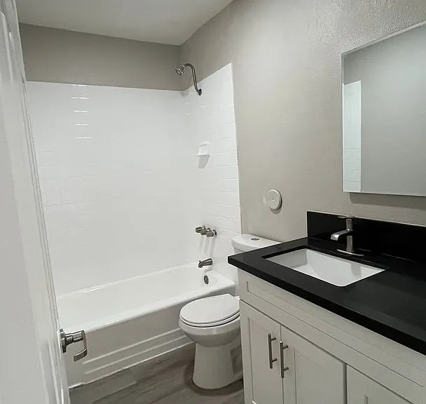 The Riviera Apartments — Photo 5