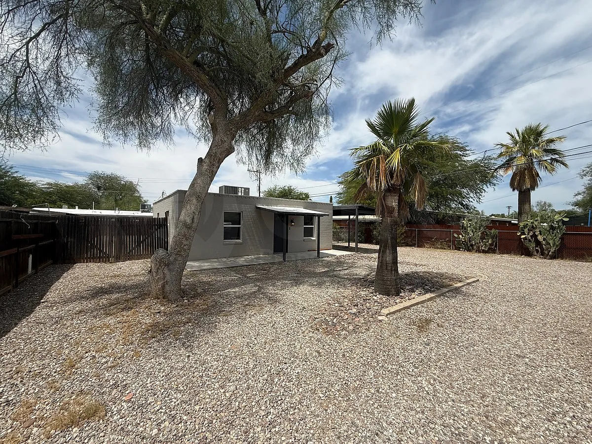 3 bed, 3.0 bath, 1386 sqft, $2,200 — Photo 2