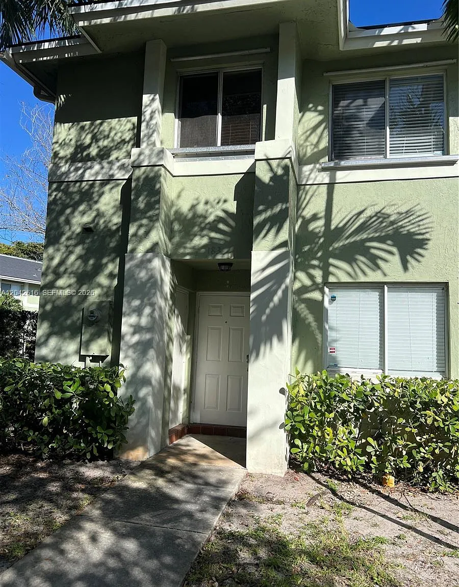 Washington Court Villas — Photo 2