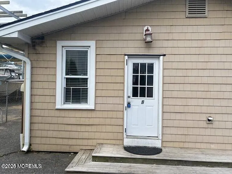 24 Bay Ave #5 — Photo 2