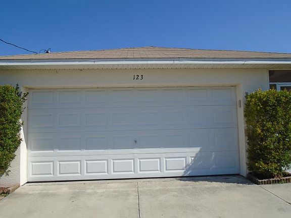 3rd image of 123 SW 31st Ter