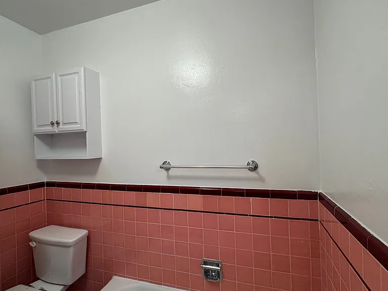 2269 N Beachwood Dr #202 — Photo 38