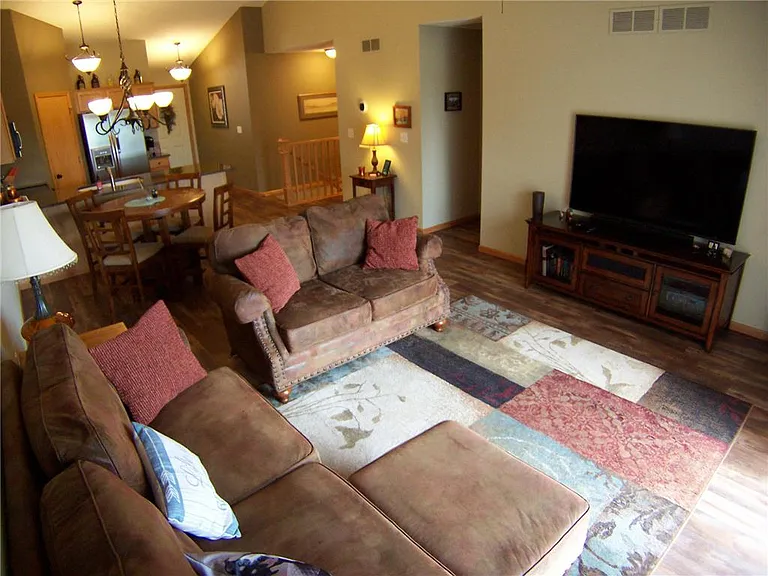 1077 Hewitt Blvd — Photo 3