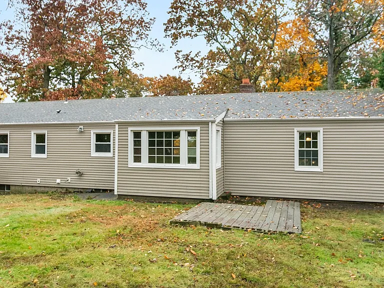 15 Glen Spring Dr — Photo 13