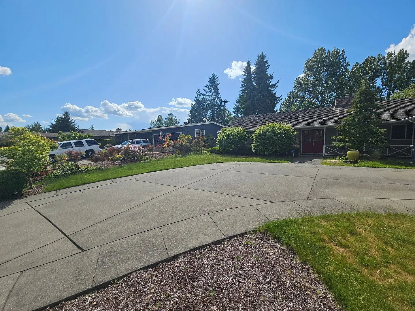 Beautifully Bellevue Rambler in Prime Location — Photo 2