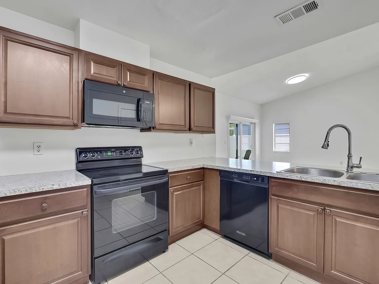 2 bed, 923 sqft, $1,700 — Photo 3