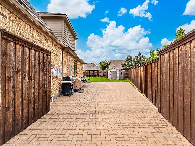 7600 Glenwick — Photo 2