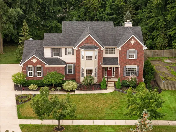 1338 Coach House Ln, South Lyon, MI 48178