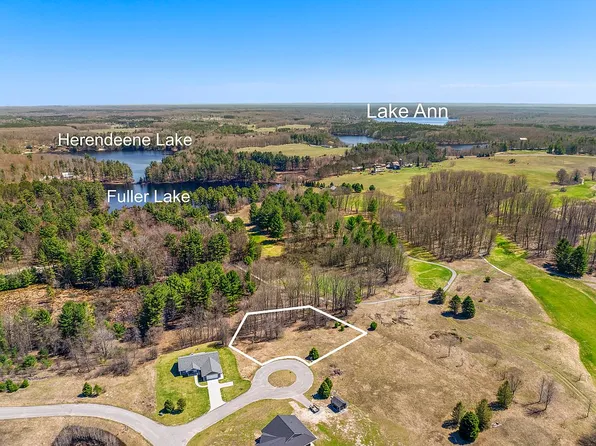 3 Cameron Ct Unit 3, Lake Ann, MI 49650